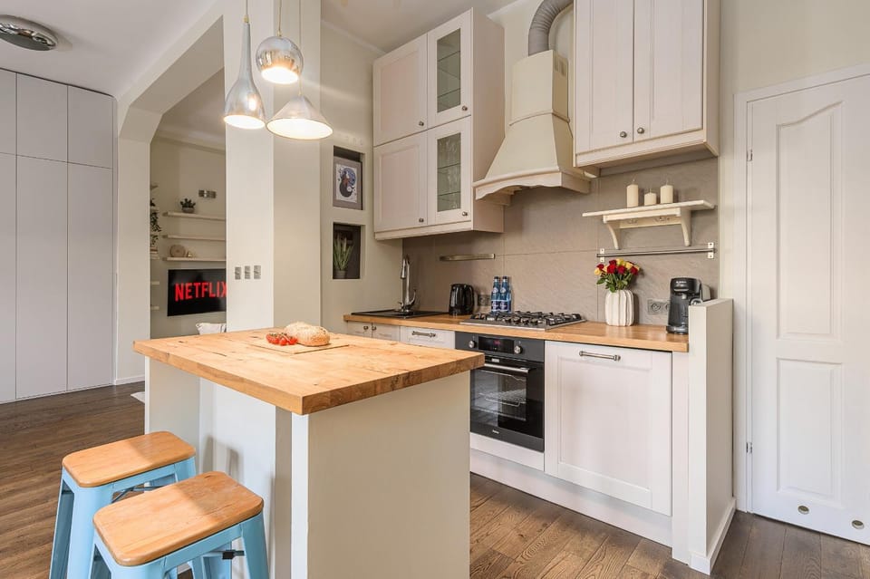 Coffee/tea facilities, Kitchen or kitchenette, Dining area, dishwasher, oven, stove