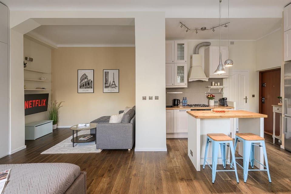 Kitchen or kitchenette, Living room, Seating area, Dining area, stove
