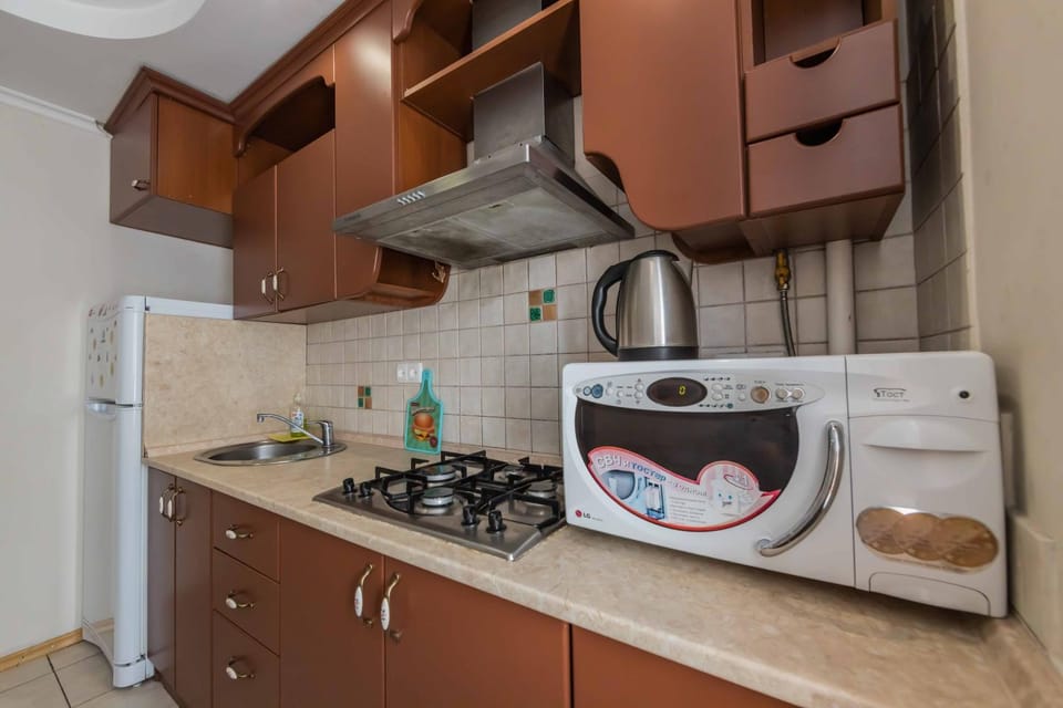 Kitchen or kitchenette, microwave, stove