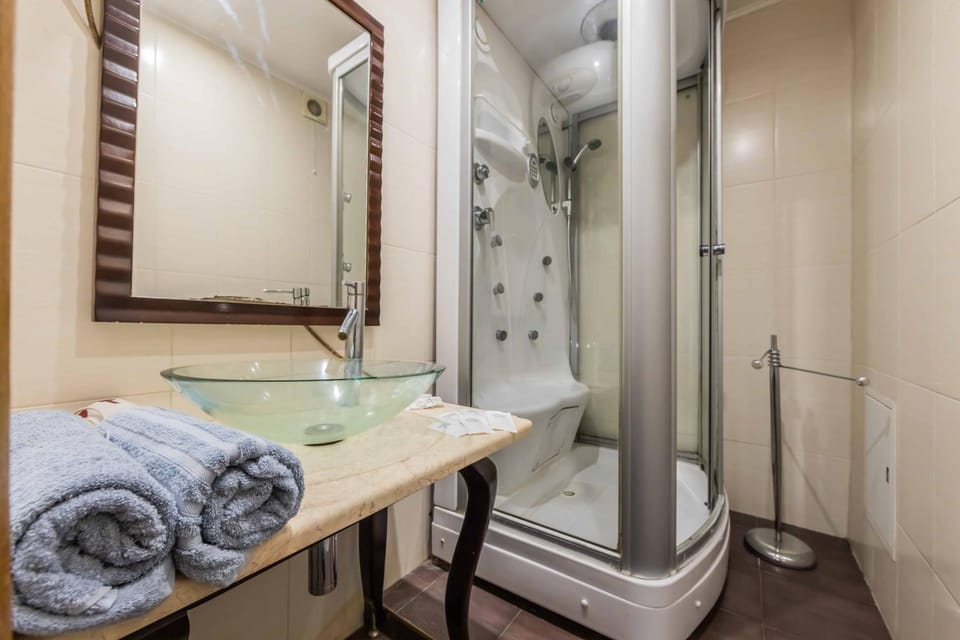 Shower, Toilet, towels