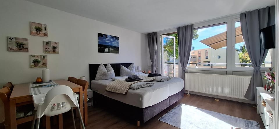 Bed, Living room, Photo of the whole room, Dining area, Bedroom