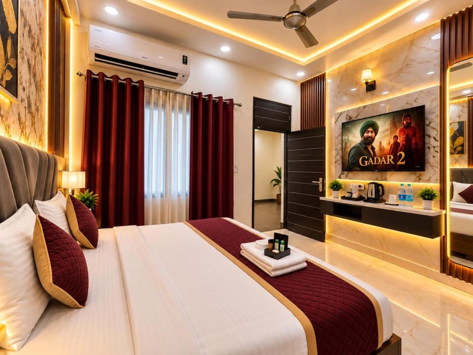 Property building, Bed, TV and multimedia, Kitchen or kitchenette, Living room, Photo of the whole room, Seating area, Bedroom, fireplace, minibar, air conditioner