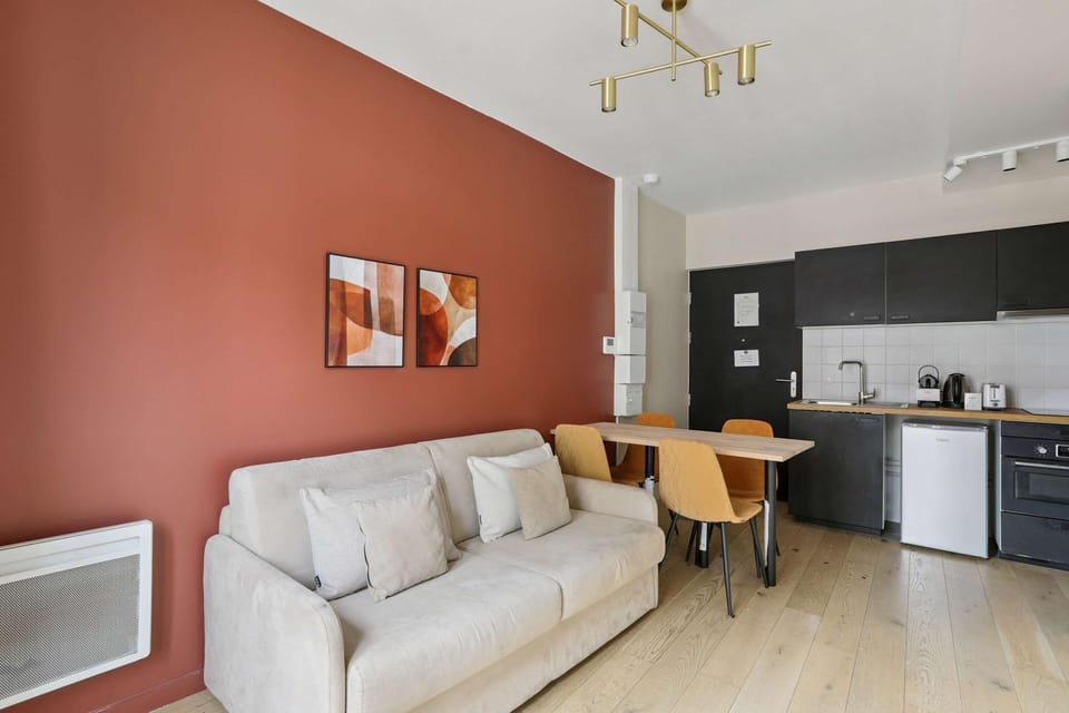 Stylish Apartment with Cozy Bedroom & Sofa Bed Apartment in Paris