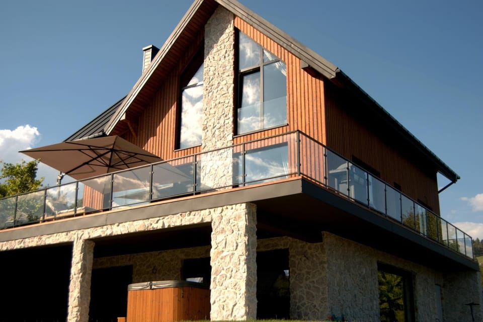 Property building, Day, Balcony/Terrace