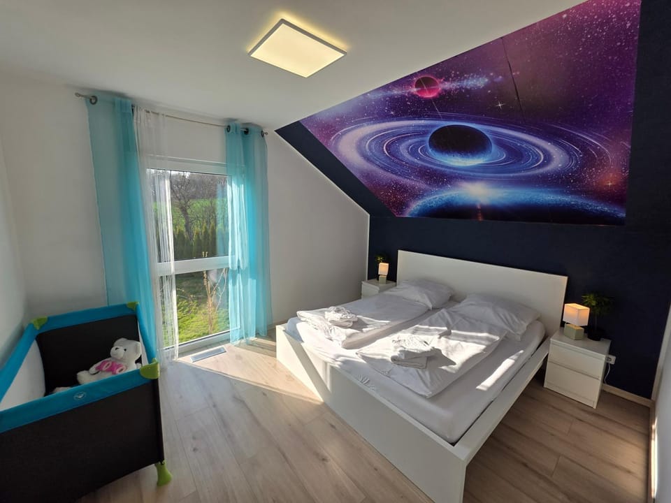 Bed, Photo of the whole room, Bedroom, towels