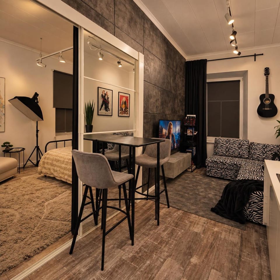 Bed, Living room, Photo of the whole room, Seating area, Dining area, Bedroom