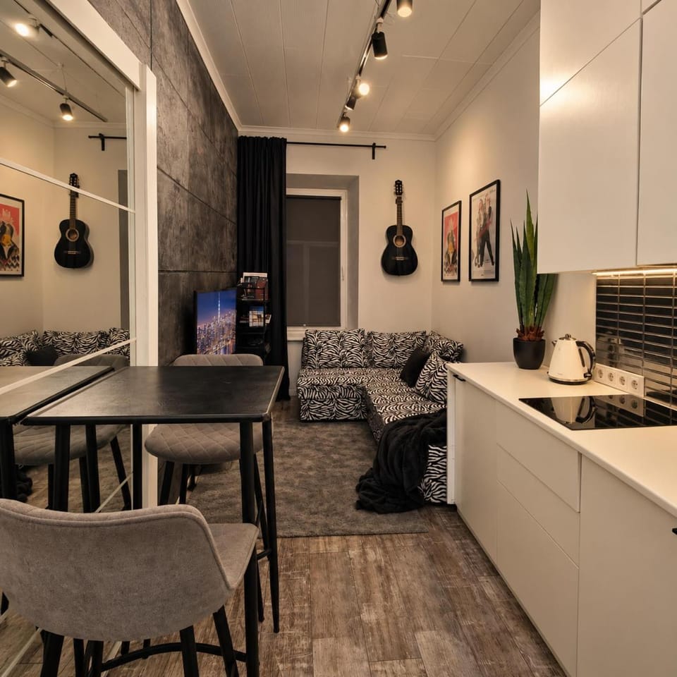 Kitchen or kitchenette, Living room, Seating area, Dining area