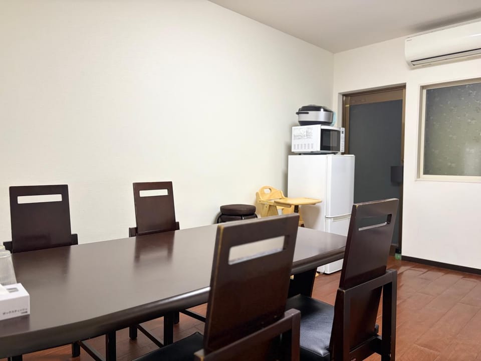 Kitchen or kitchenette, Seating area, Dining area