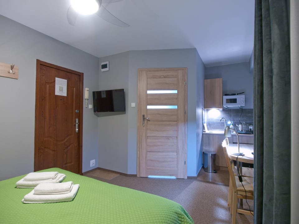 TV and multimedia, Kitchen or kitchenette, Photo of the whole room, Dining area, Bedroom