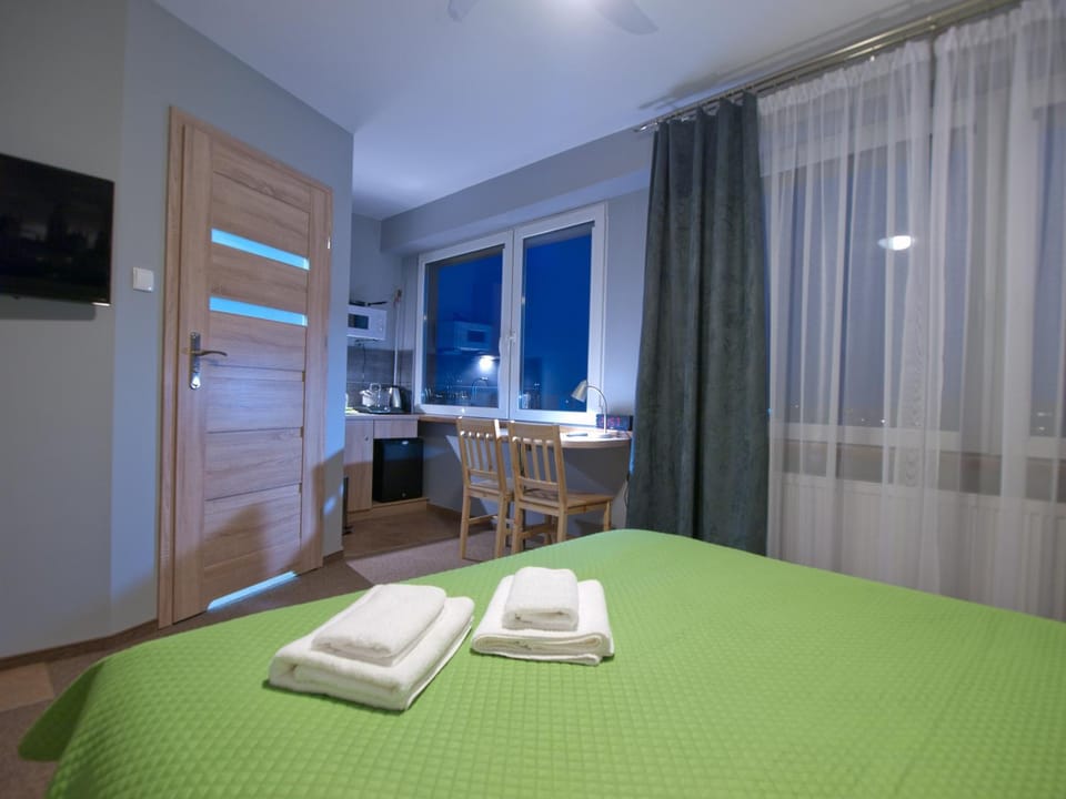 Kitchen or kitchenette, Photo of the whole room, Dining area, Bedroom