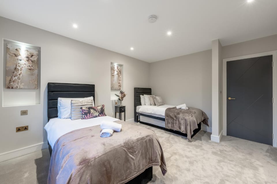 Contractor & Family Stays I Free Parking I Sleeps 8 I Elevate Living Estates Short Lets House in Bromley