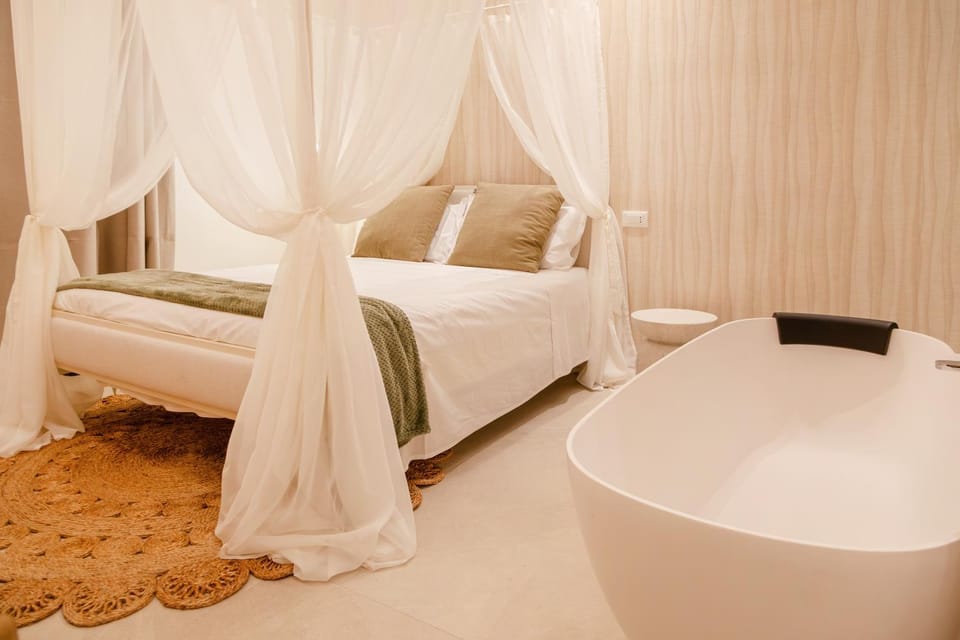 Bed, Hot Tub, Photo of the whole room, Bedroom