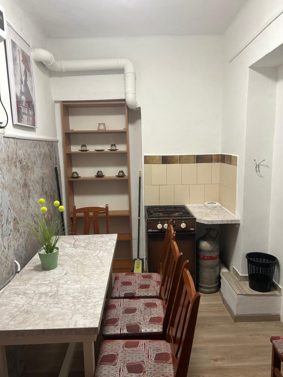 Kitchen or kitchenette, Seating area, Dining area, stove