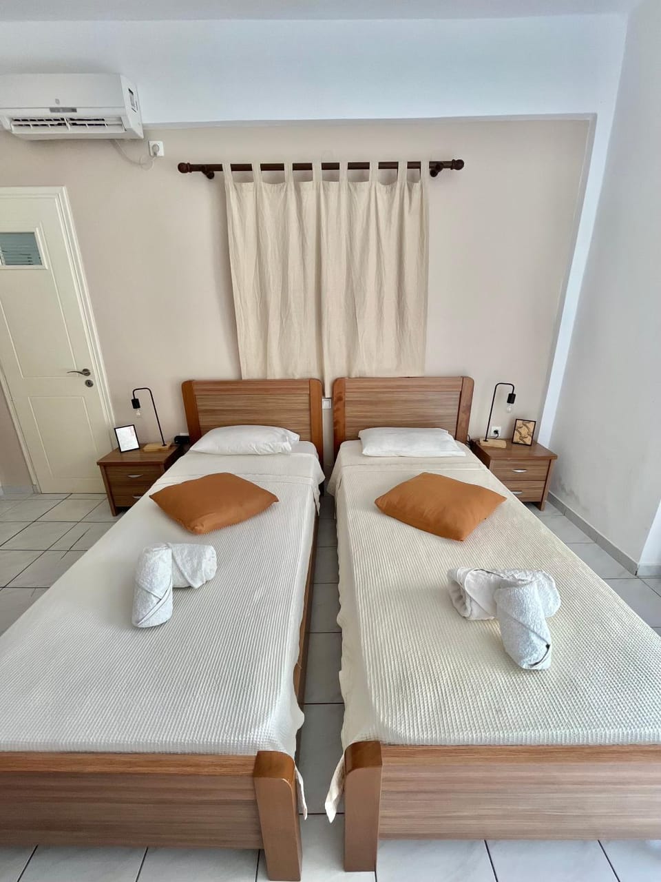 Bed, Bedroom, towels, air conditioner