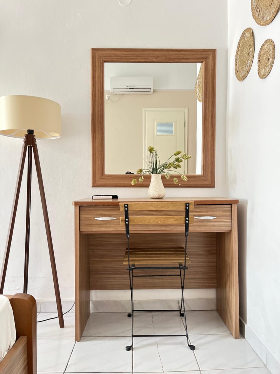 Decorative detail, Bedroom, hair dresser