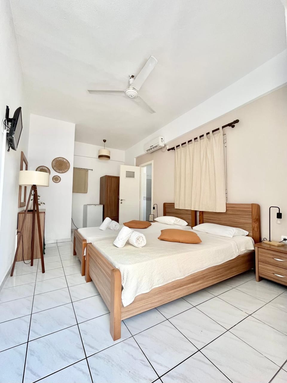 Bed, TV and multimedia, Photo of the whole room, Bedroom, towels, wardrobe