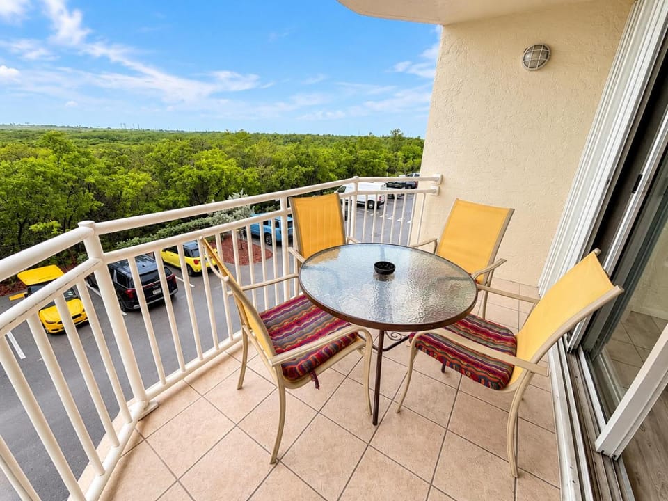 The Curacao - Key West Condo with Pool, Balcony, Sunset Views Apartment in Key West