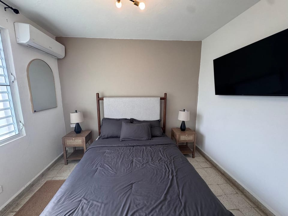 Bed, TV and multimedia, Bedroom