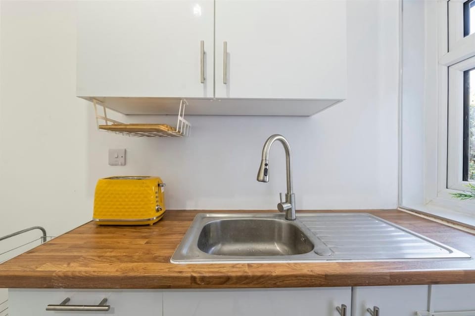 Spacious 3BR Home with Free Parking Ideal for Contractors House in Coventry
