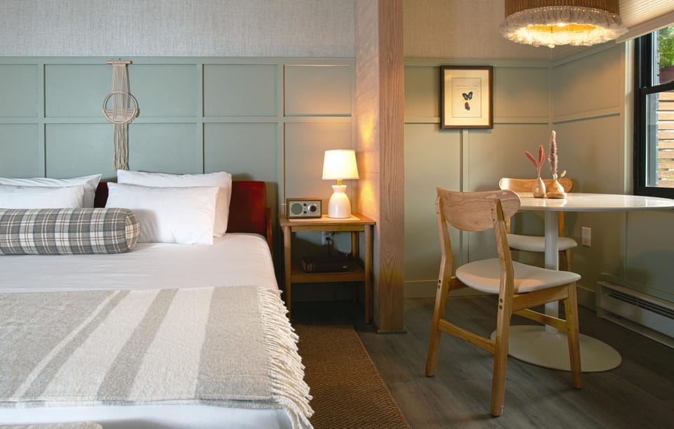 Bed, Dining area