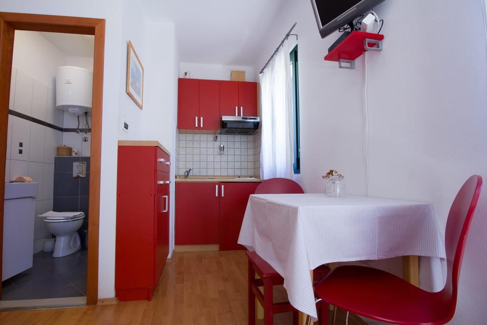 Kitchen or kitchenette, Dining area