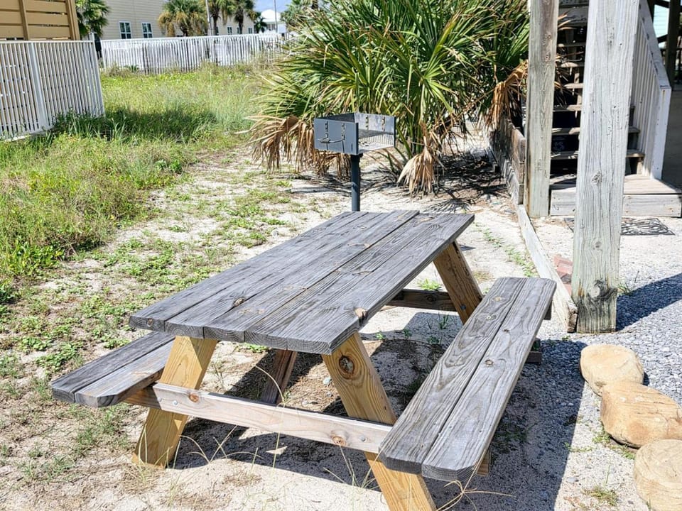 Pirates Hideaway Dog Friendly 3BR 1 Block to Beach Country House in West Beach
