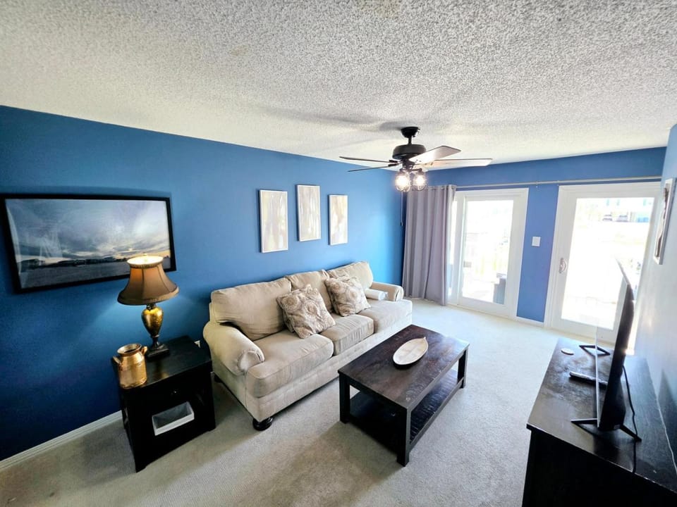 Pirates Hideaway Dog Friendly 3BR 1 Block to Beach Country House in West Beach