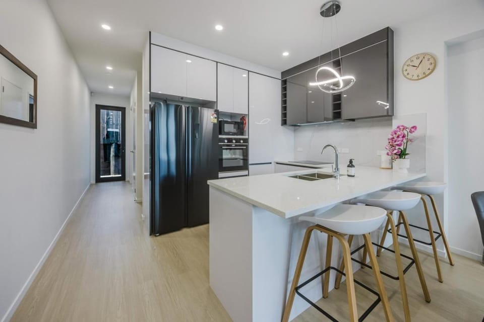 Kitchen or kitchenette, Dining area, oven, stove