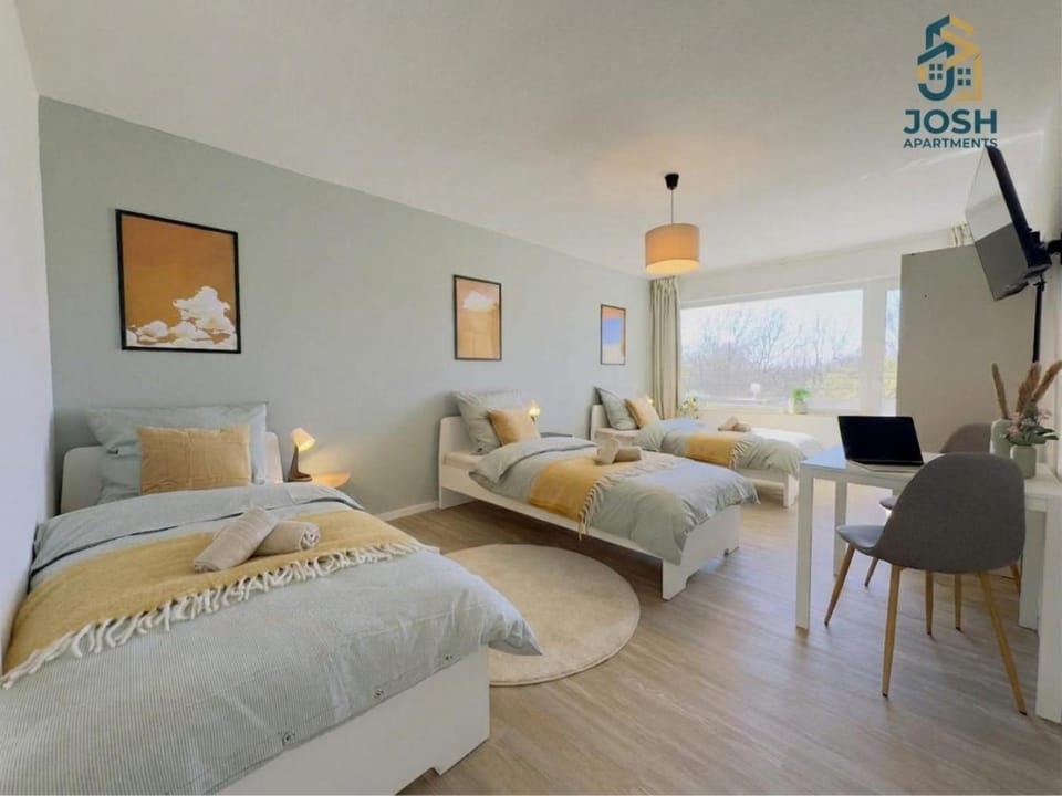 Bed, TV and multimedia, Photo of the whole room, Seating area, Bedroom, towels