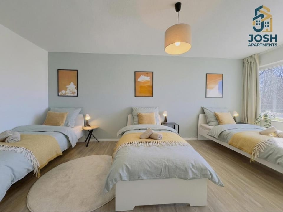 Bed, TV and multimedia, Photo of the whole room, Seating area, Bedroom, towels
