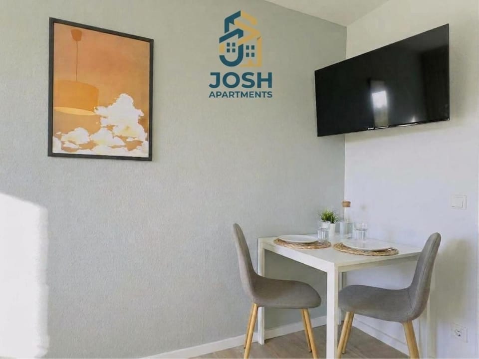 Bed, TV and multimedia, Seating area
