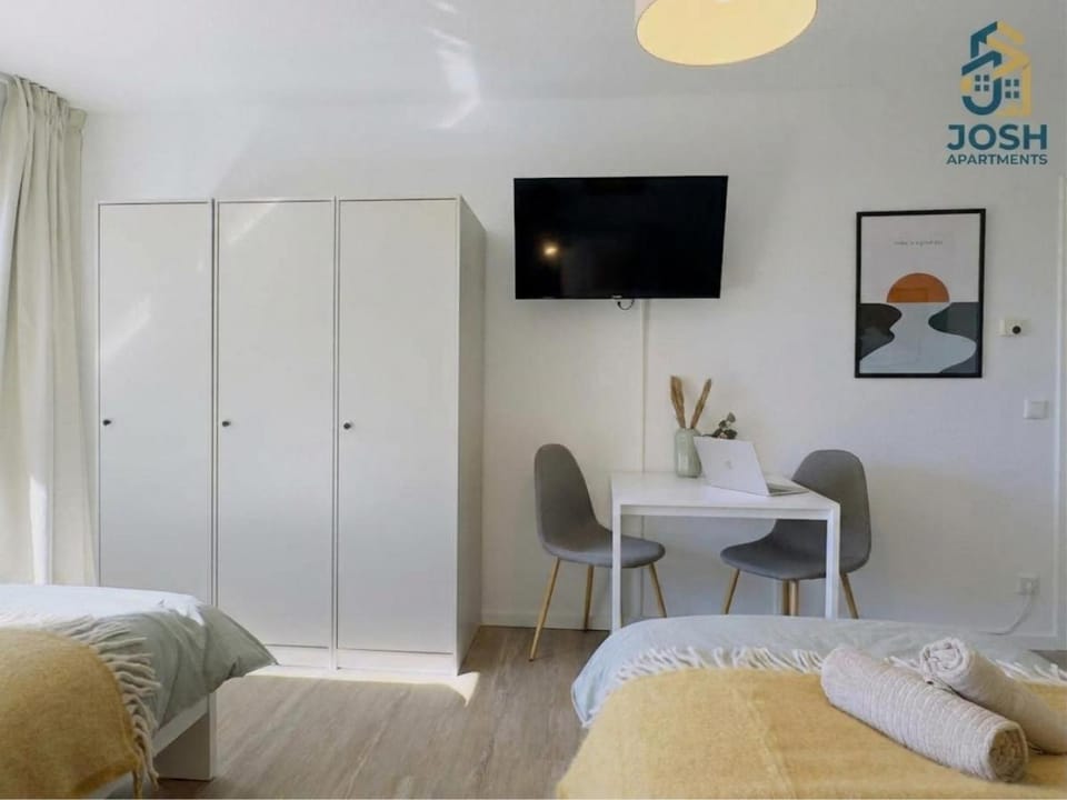 Bed, TV and multimedia, Photo of the whole room, Seating area, Dining area, Bedroom, wardrobe