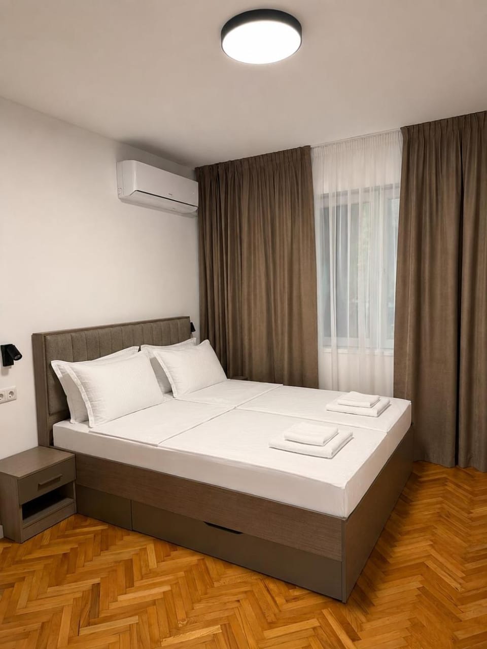 Bed, Photo of the whole room, Bedroom, air conditioner