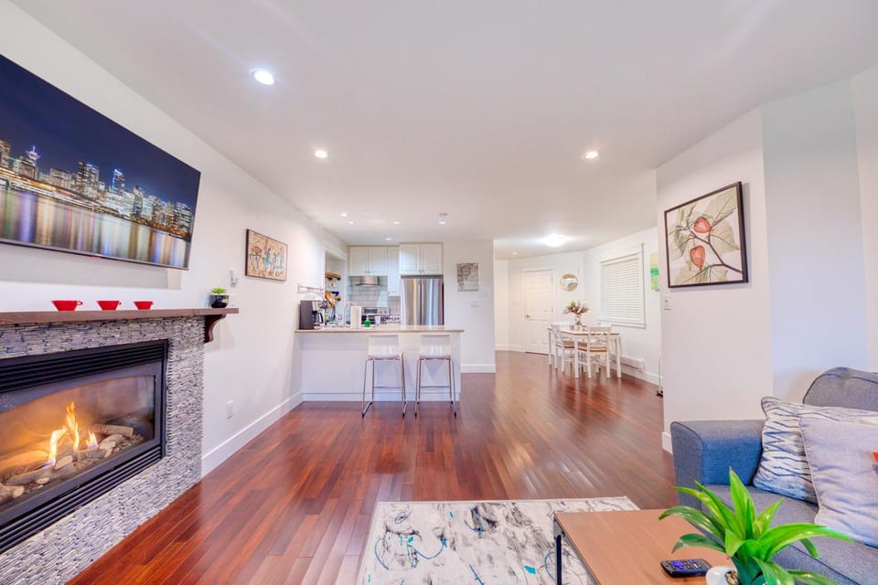 2 Bed Stylish Central Location- Great Neighborhood-Free Parking- Pet Friendly Apartment in North Vancouver