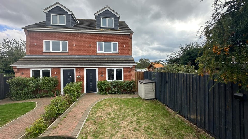 Property building, Facade/entrance, Garden