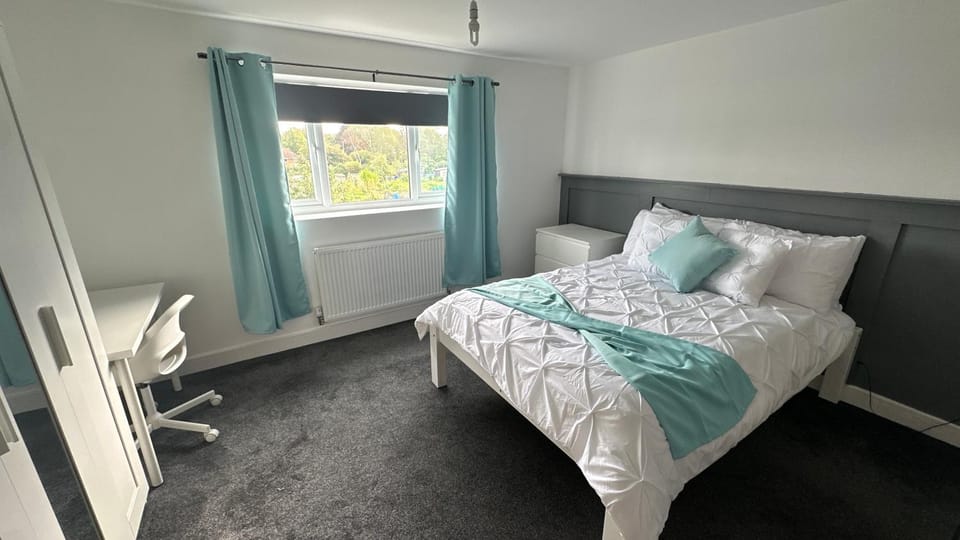 Bed, View (from property/room), Bedroom, Garden view