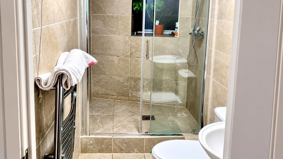 Shower, Toilet, Bathroom, towels