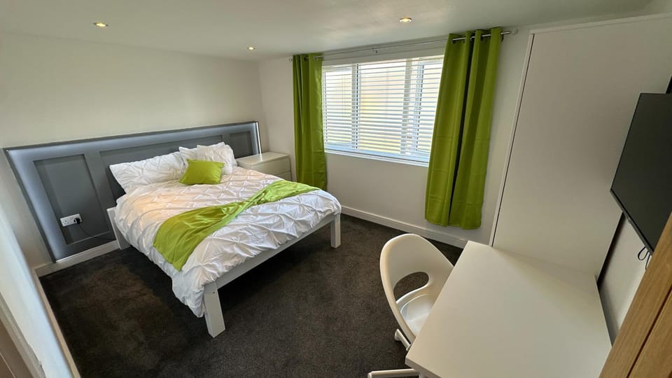 Bed, TV and multimedia, Business facilities, Bedroom, wardrobe