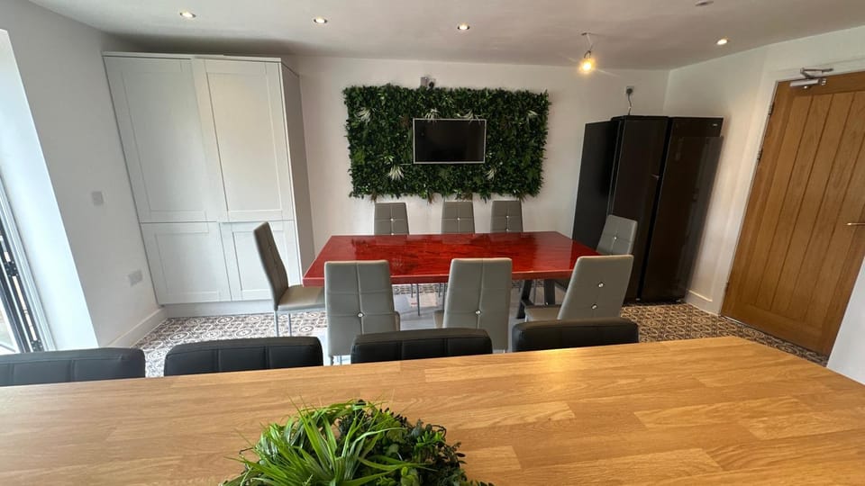 TV and multimedia, Decorative detail, Seating area, Dining area