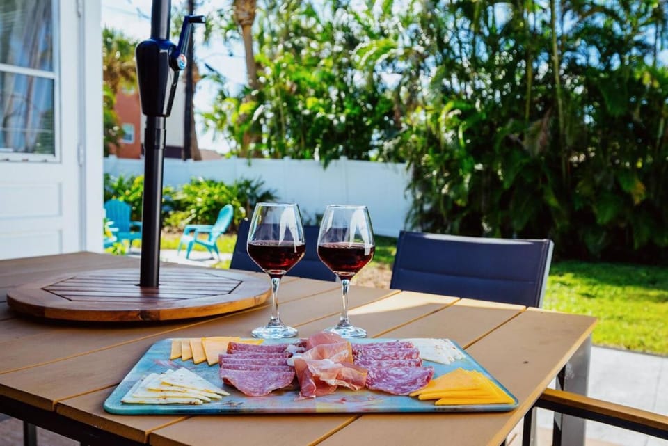 Patio, Dining area, Food, Garden view, Alcoholic drinks