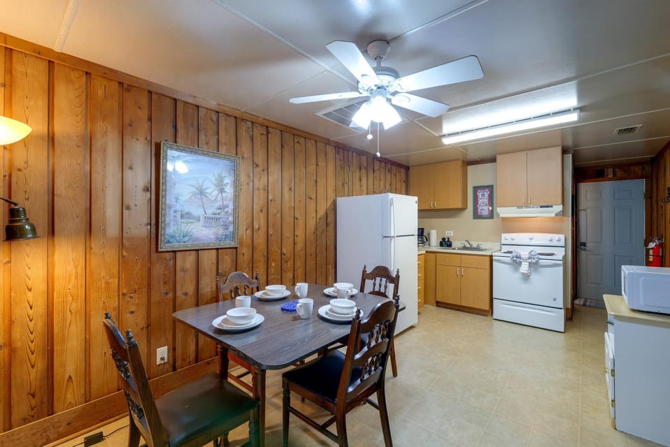 Barefoot Getaway: Pool + Lake, 14 Mi to Disney House in Clermont