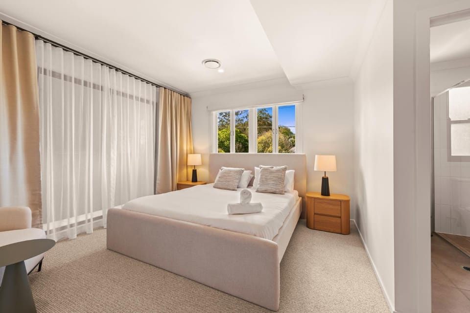 Bed, Seating area, Bedroom