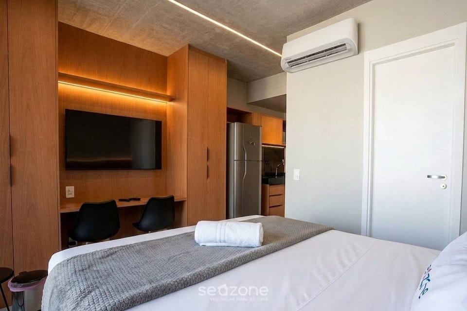 Bed, TV and multimedia, Bedroom