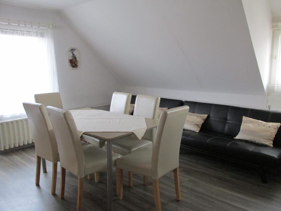 Kitchen or kitchenette, Dining area, City view, Street view, Sunrise