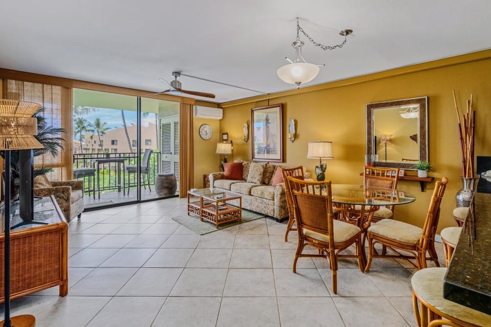 Day, Balcony/Terrace, Living room, Seating area, Dining area, furniture, air conditioner