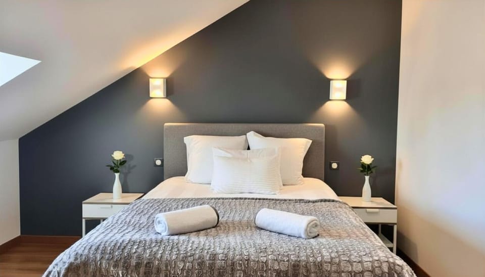 Bed, Photo of the whole room, Bedroom, heating, towels, air conditioner