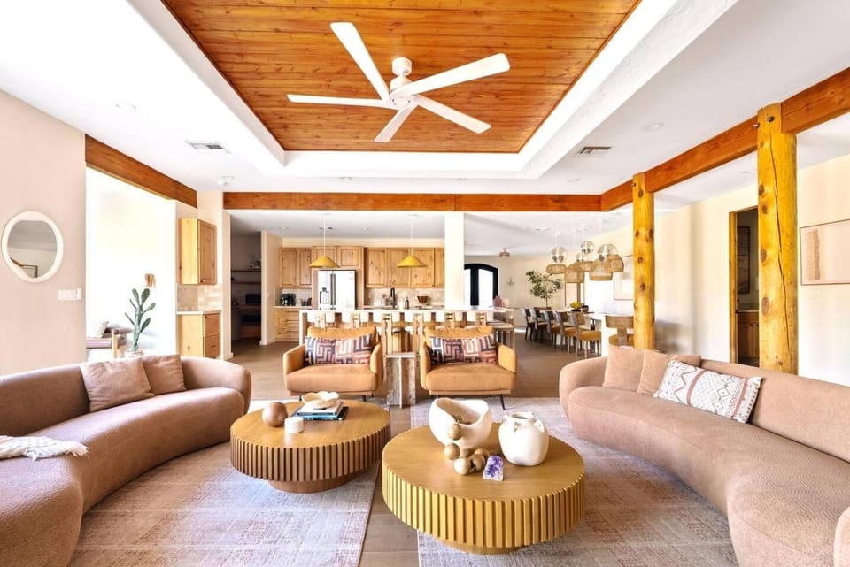 Lounge or bar, Seating area, Dining area