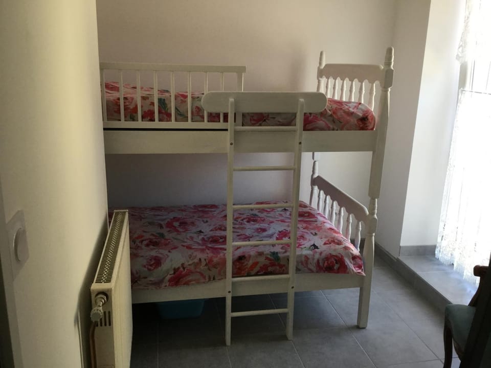 Bedroom, bunk bed