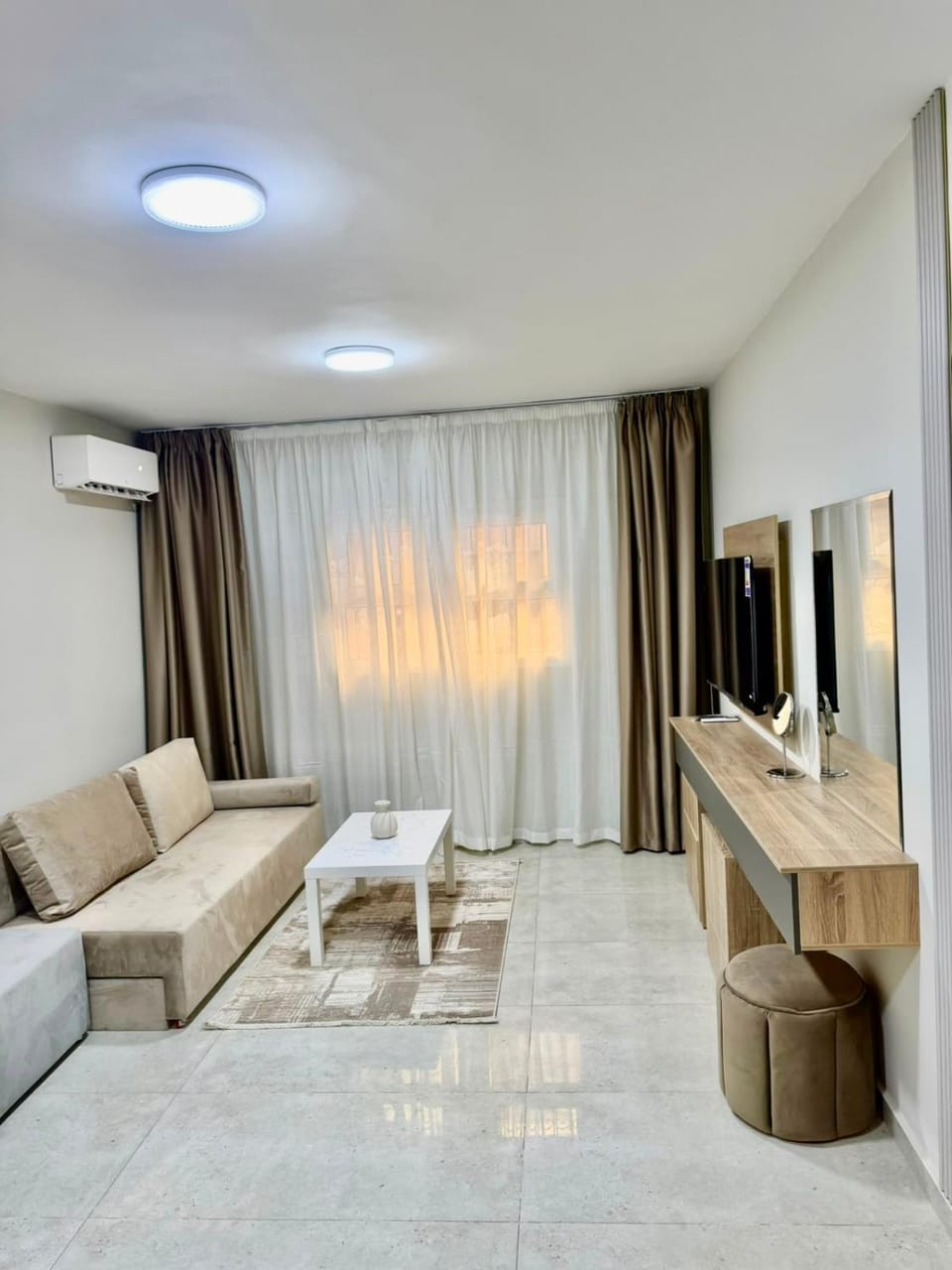 Communal lounge/ TV room, TV and multimedia, Living room, Seating area, air conditioner