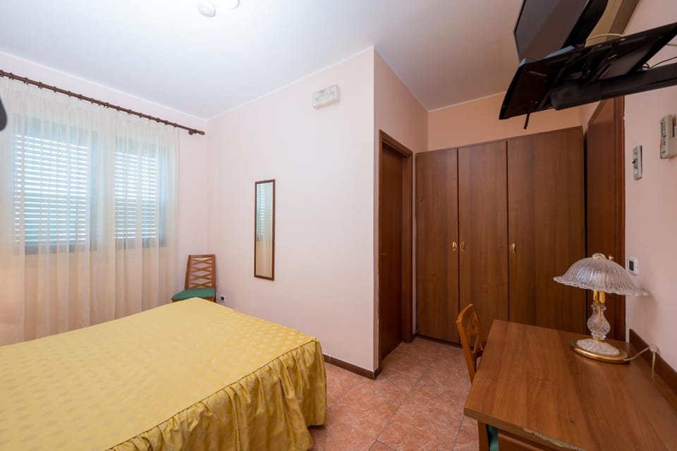 Bedroom, wardrobe